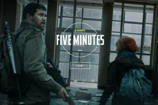 &Eacute;cran d'accueil du film : dans un b&acirc;timent vitr&eacute; et d&eacute;labr&eacute;, un homme arm&eacute; d'un fusil regarde par-dessus son &eacute;paule vers une femme au bonnet orange ; au centre, le titre &laquo; Five Minutes &raquo; et un bouton &laquo; Start &raquo;