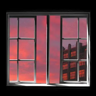 Image d'ouverture : une fen&ecirc;tre &agrave; petits carreaux ouverte sur un ciel de cr&eacute;puscule rose, avec la silhouette sombre d'une tour d'habitation aux fen&ecirc;tres allum&eacute;es
