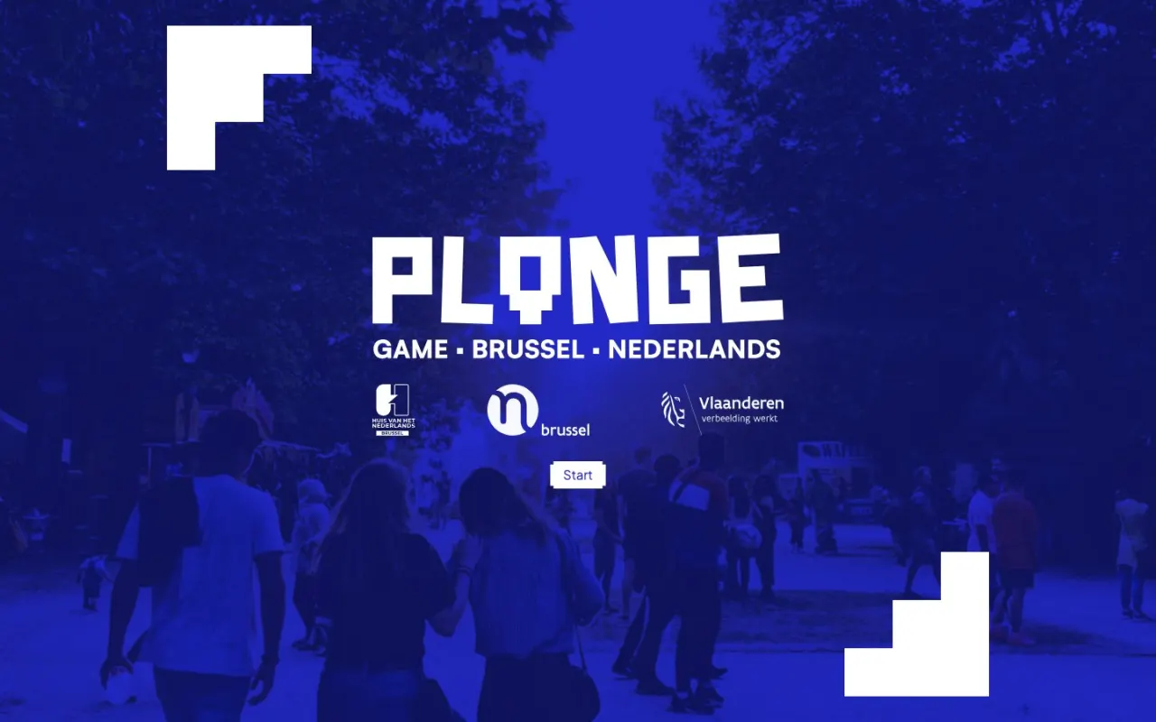 &Eacute;cran de d&eacute;part : sur une photographie de foule teint&eacute;e de bleu vif, le titre &laquo; Plonge &mdash; game &middot; Brussel &middot; Nederlands &raquo;, les logos des partenaires et un bouton start