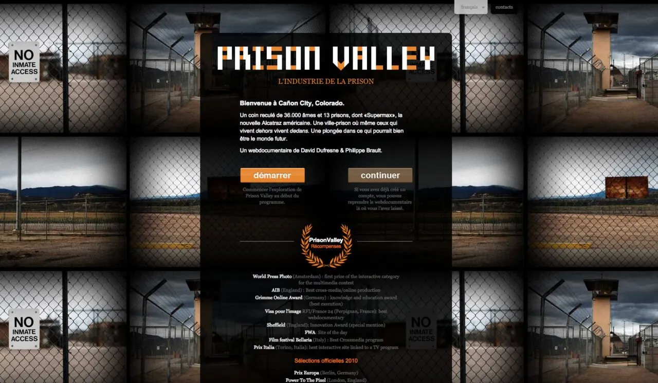 &Eacute;cran d'accueil du webdocumentaire : une mosa&iuml;que de photographies de grillages, de miradors et de panneaux &laquo; no inmate access &raquo; ; au centre, le titre &laquo; Prison Valley &mdash; l'industrie de la prison &raquo; et deux boutons, d&eacute;marrer et continuer