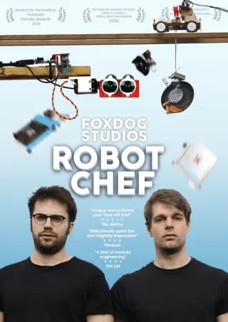 Affiche du spectacle : au-dessus des deux interpr&egrave;tes, une poutre de bois porte un assemblage de moteurs, de c&acirc;bles, d'un Raspberry Pi et d'ustensiles suspendus, sous le titre Foxdog Studios &mdash; Robot Chef