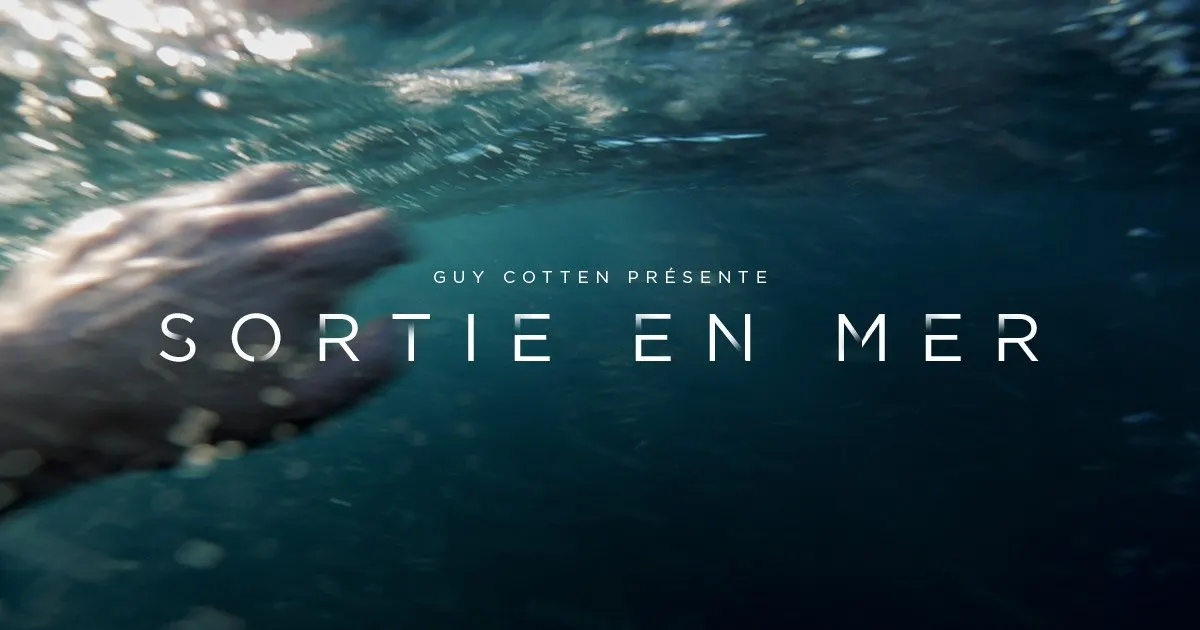 &Eacute;cran-titre : vu de sous l'eau, un bras s'agite vers la surface &eacute;clair&eacute;e ; par-dessus, &laquo; Guy Cotten pr&eacute;sente &mdash; Sortie en mer &raquo;