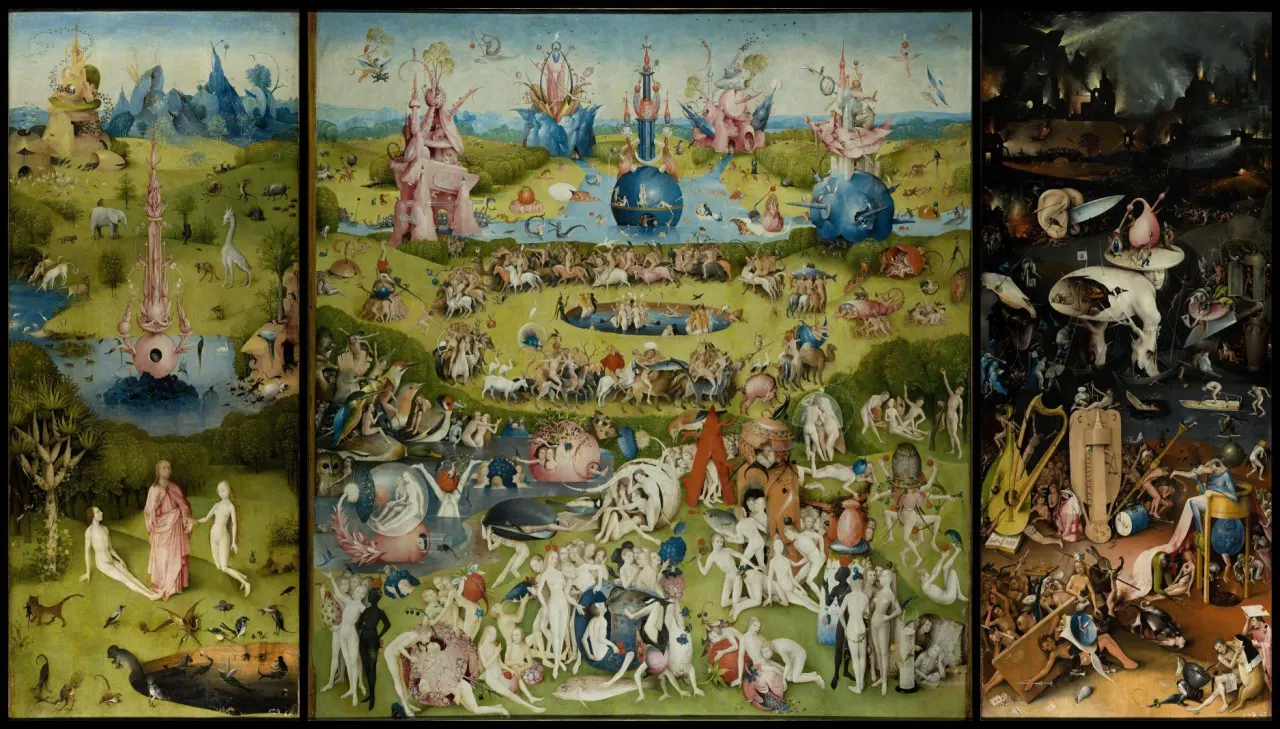 Le triptyque ouvert : &agrave; gauche un jardin vert avec Adam, &Egrave;ve et des animaux ; au centre une foule de corps nus parmi des fruits g&eacute;ants et des bassins ; &agrave; droite un enfer nocturne d'instruments de musique et de supplices.