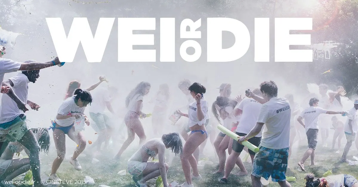 Image-titre : des &eacute;tudiants en tee-shirts blancs se battent &agrave; coups de battes en mousse dans un nuage de poudre blanche, sous le titre &laquo; Wei or Die &raquo;